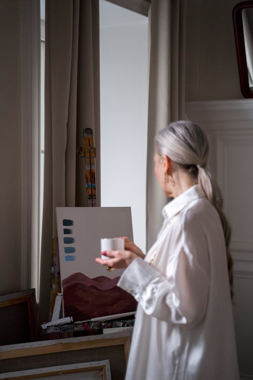 有关咖啡杯, 女人, 思维的免费素材图片