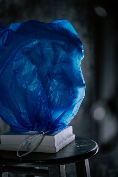 凳子上的蓝色塑料袋 · 免费素材图片