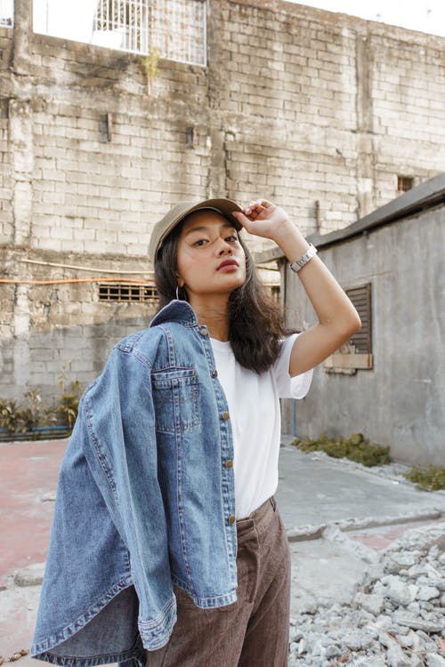 女人穿着牛仔夹克的照片 · 免费素材图片