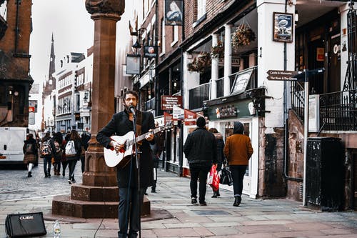 站在街上弹吉他的人 · 免费素材图片