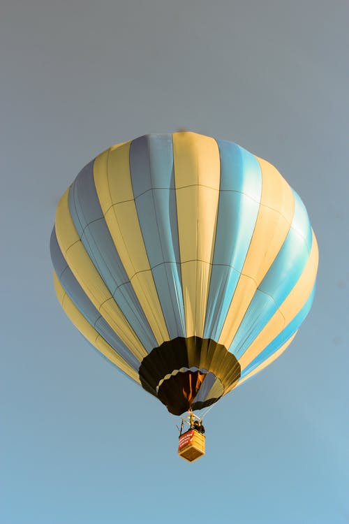 蓝色和黄色的热气球 · 免费素材图片