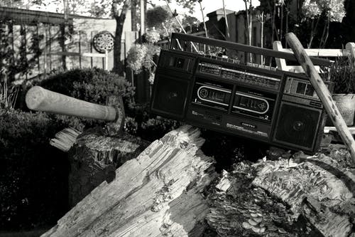 用斧子在树干上的收音机的灰度摄影 · 免费素材图片
