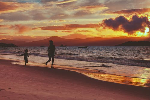 海滩在黎明时的照片 · 免费素材图片