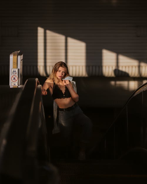 有关半裸, 垂直拍摄, 女人的免费素材图片