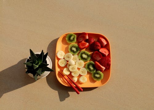 切成薄片的猕猴桃，香蕉和草莓 · 免费素材图片