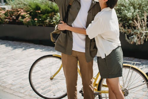 作物夫妇拥抱附近自行车 · 免费素材图片