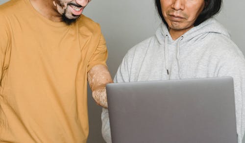 积极黑人与白癜风与族裔同事一起在线工作 · 免费素材图片