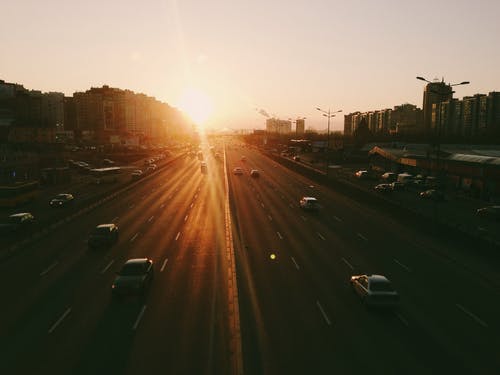 道路上的汽车改道 · 免费素材图片