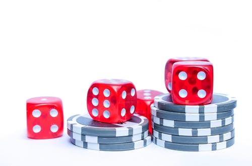 3个带有灰色和白色扑克筹码的红色骰子 · 免费素材图片