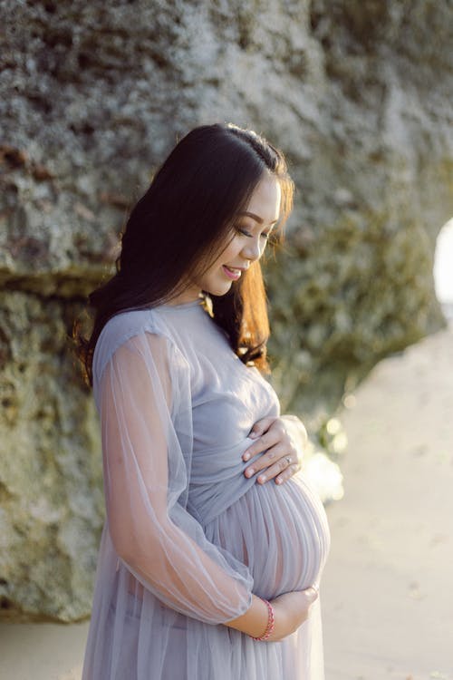 孕妇穿紫色衣服的照片 · 免费素材图片