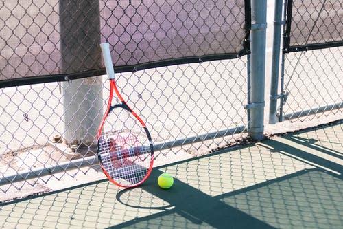 有关网球拍, 运动器材, 铁网围篱的免费素材图片
