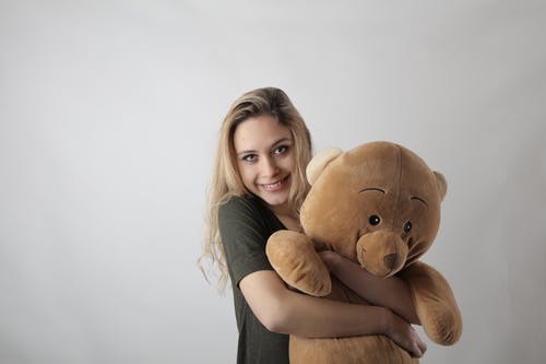 女人抱着熊的东西玩具 · 免费素材图片