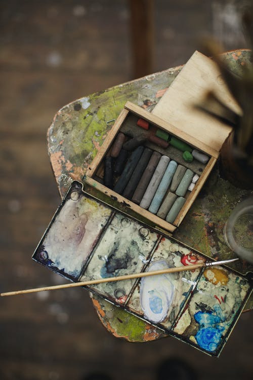 水彩画旁边的棕色木盒子 · 免费素材图片