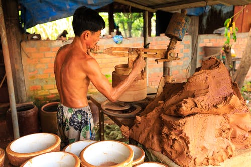 男子用粘土造型锅 · 免费素材图片