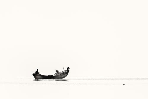 两人乘船在水体上 · 免费素材图片