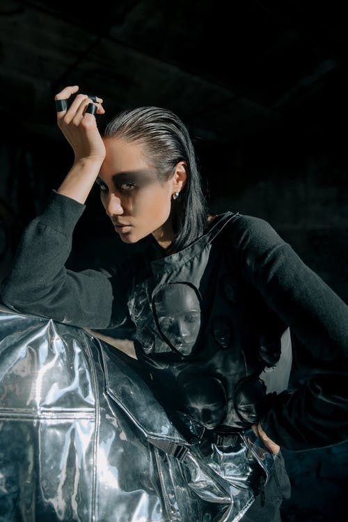 黑色皮夹克和黑白裙的女人 · 免费素材图片