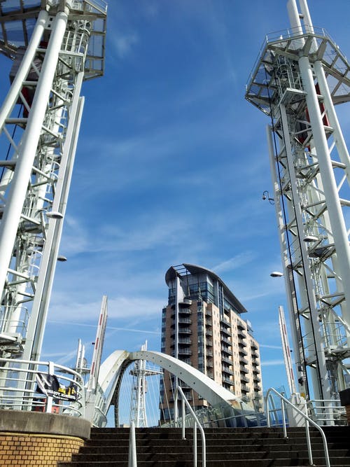 蓝天下的白色和灰色混凝土建筑 · 免费素材图片