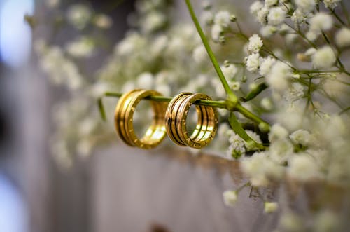 金结婚戒指的特写照片 · 免费素材图片