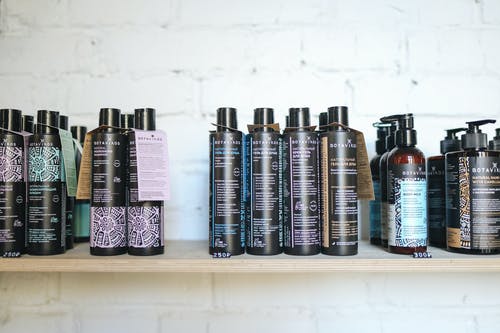 洗发水瓶在架子上 · 免费素材图片