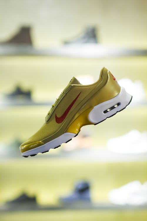 在现代商店时尚黄色跑步鞋 · 免费素材图片