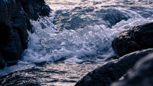 岩层之间挥舞着的水体 · 免费素材图片