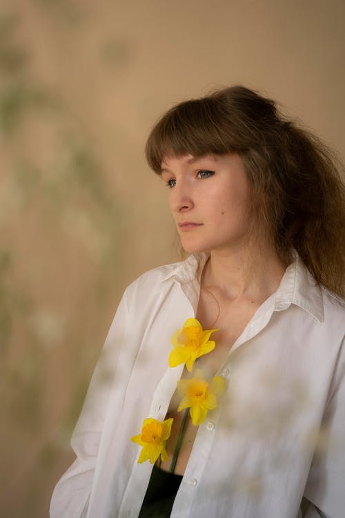 衬衫与黄色的花朵，在她的胸口上的白色纽扣衬衫的女人 · 免费素材图片
