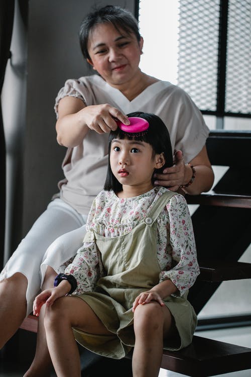 亚洲女人做孙女的发型 · 免费素材图片