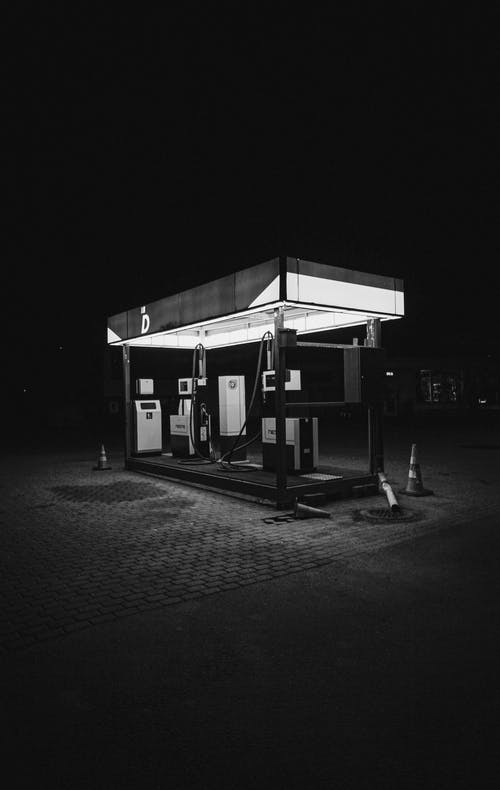加油站的灰度照片 · 免费素材图片