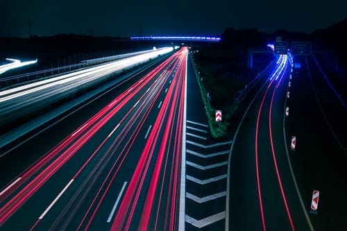 夜间道路上的光迹 · 免费素材图片