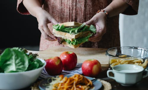 作物女人用手中的三明治 · 免费素材图片