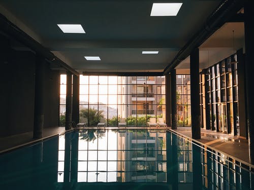 有关室内游泳池, 水反射, 玻璃窗的免费素材图片
