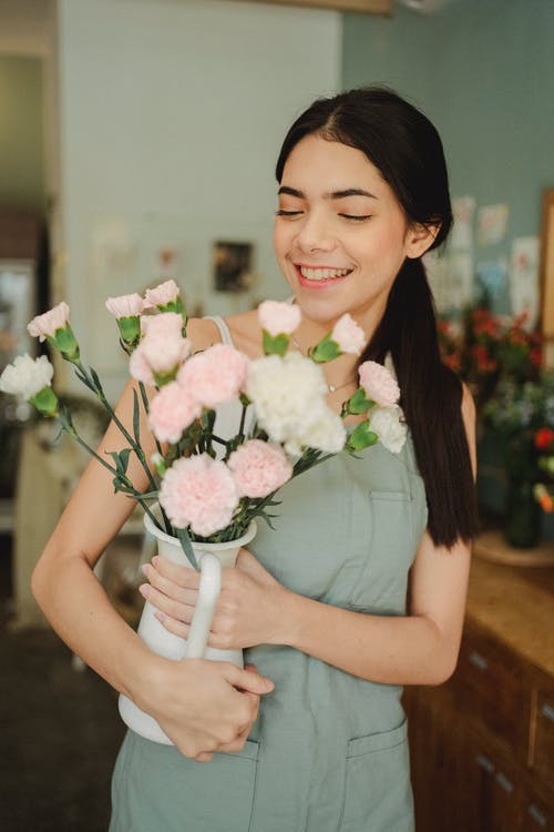 花在花店里的幸福女人 · 免费素材图片