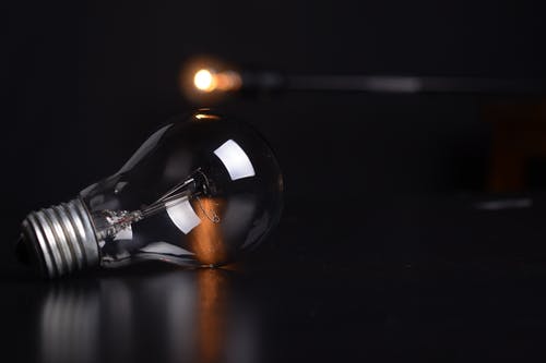 黑色垫上的透明灯丝灯泡 · 免费素材图片