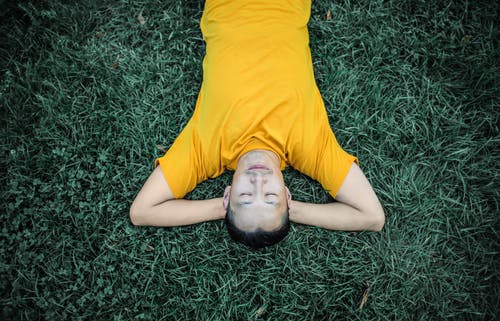躺在草地上的人的照片 · 免费素材图片