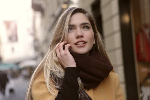 棕色外套和棕色围巾的女人 · 免费素材图片