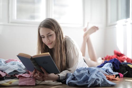 躺着看书的女人 · 免费素材图片