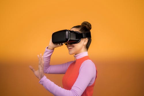 女人享受她的虚拟现实的护目镜 · 免费素材图片