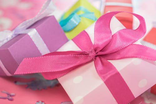 粉色和白色礼物 · 免费素材图片