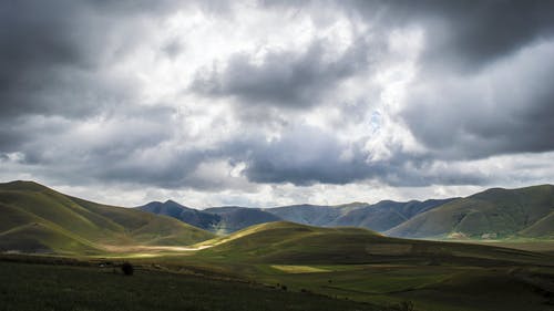 绿草山在灰色的天空下 · 免费素材图片