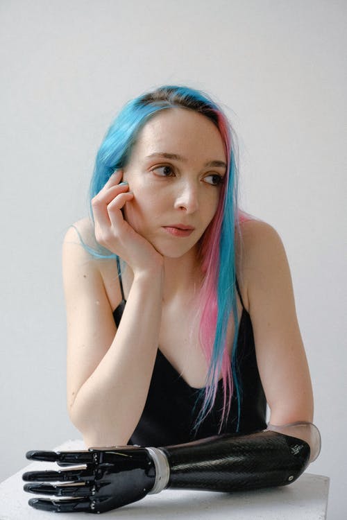 黑色背心，蓝色和粉红色头发的女人 · 免费素材图片