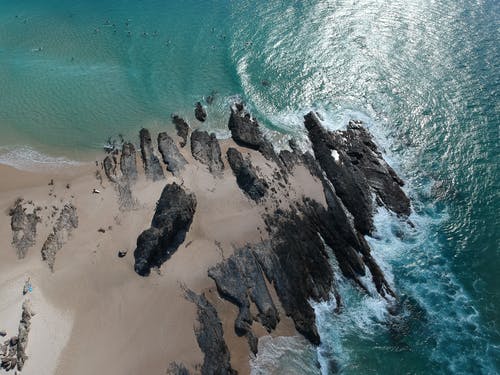 白天白色沙滩的航拍照片 · 免费素材图片