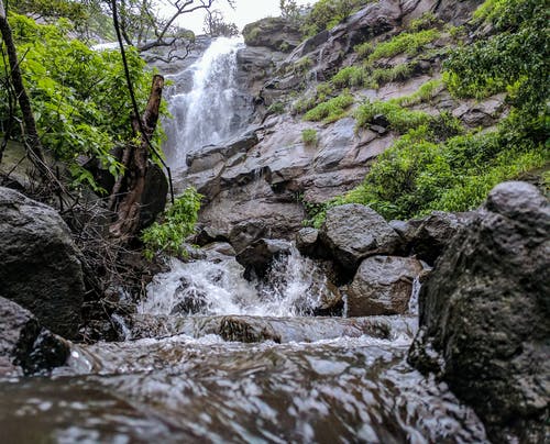 积雨云下瀑布的缩时摄影 · 免费素材图片