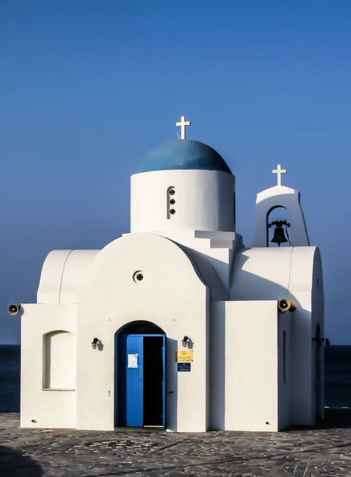 白色和蓝色教堂 · 免费素材图片