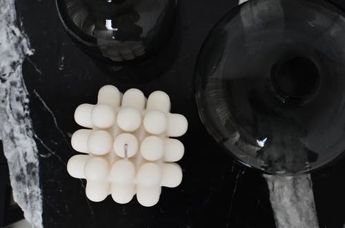 透明玻璃碗上的白色圆形药丸 · 免费素材图片