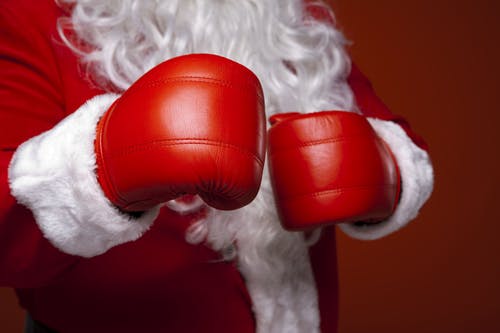 圣诞老人戴着拳击手套 · 免费素材图片