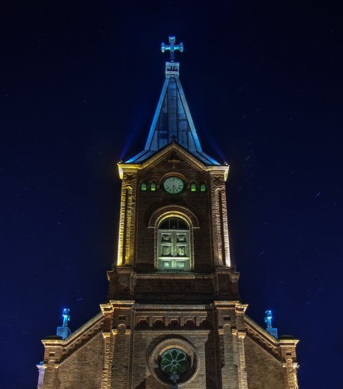 布朗教堂低角度摄影 · 免费素材图片