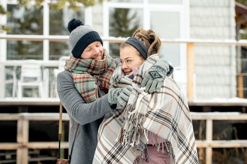 男人修理女人的围巾 · 免费素材图片