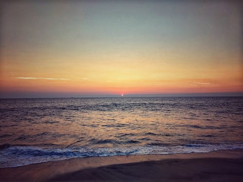 夕阳下的海边 · 免费素材图片
