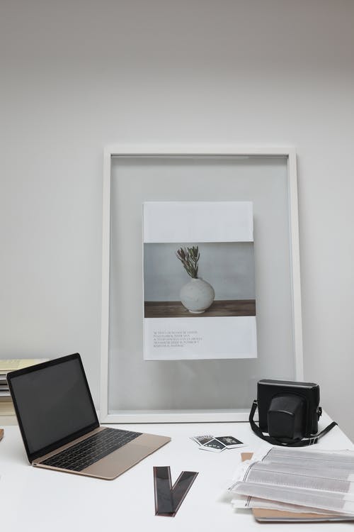 白桌上的白框画 · 免费素材图片