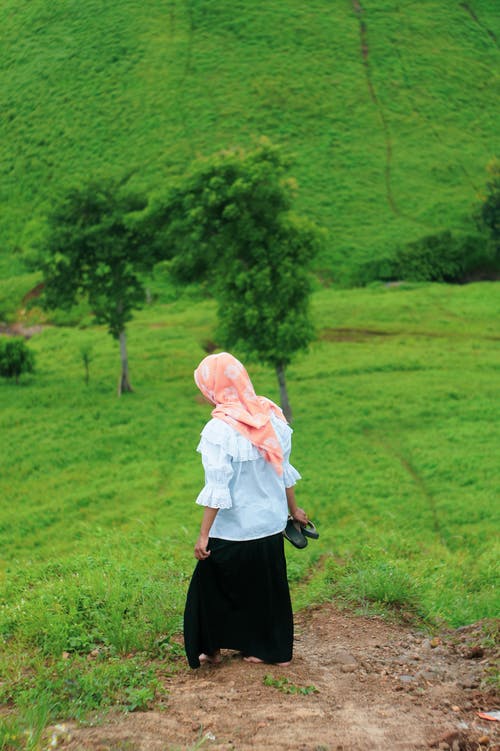 白色的长袖和黑色的裙子，在草地上行走的女人 · 免费素材图片